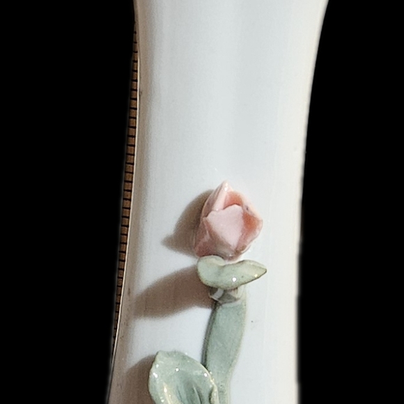 Vintage Set of 3 bud vases with raised flower in different sizes and patterns. - Picture 10 of 16